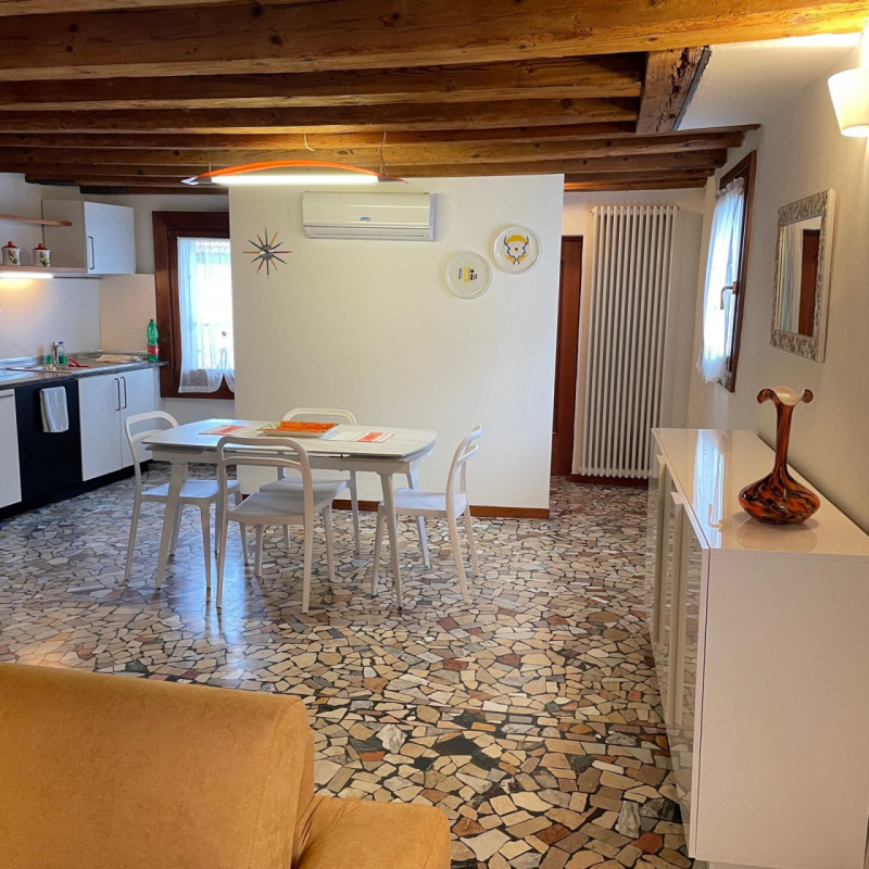 Scopri questo grazioso miniappartamento situato nel cuore del Centro Storico di Vicenza, precisam...