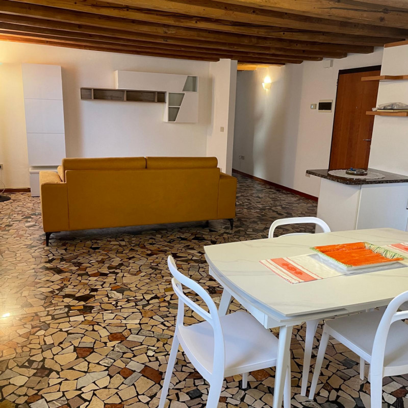 Scopri questo grazioso miniappartamento situato nel cuore del Centro Storico di Vicenza, precisam...