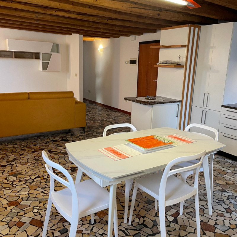 Scopri questo grazioso miniappartamento situato nel cuore del Centro Storico di Vicenza, precisam...