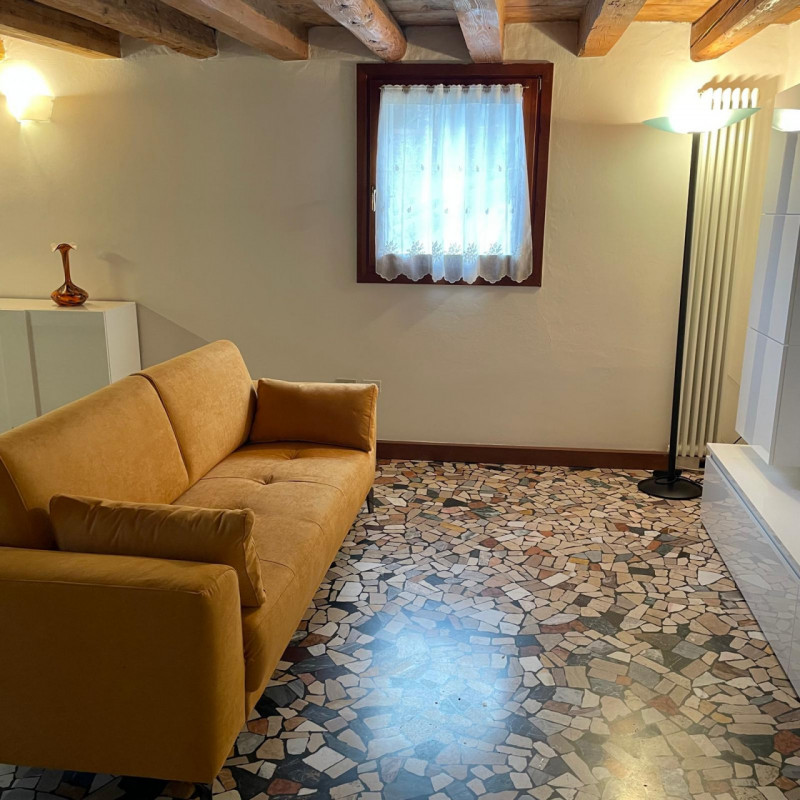 Scopri questo grazioso miniappartamento situato nel cuore del Centro Storico di Vicenza, precisam...