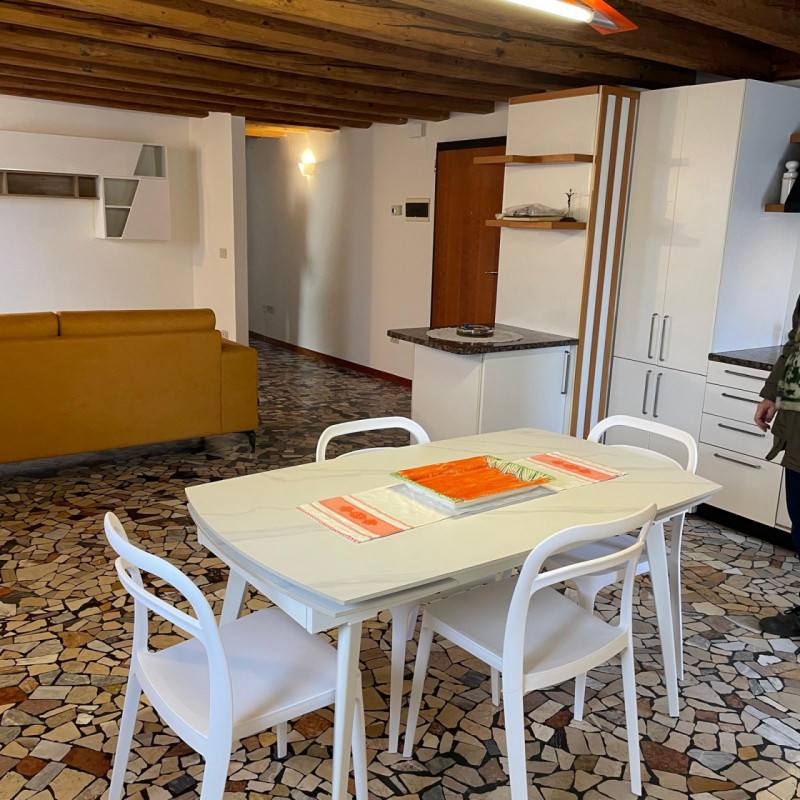 Scopri questo grazioso miniappartamento situato nel cuore del Centro Storico di Vicenza, precisam...