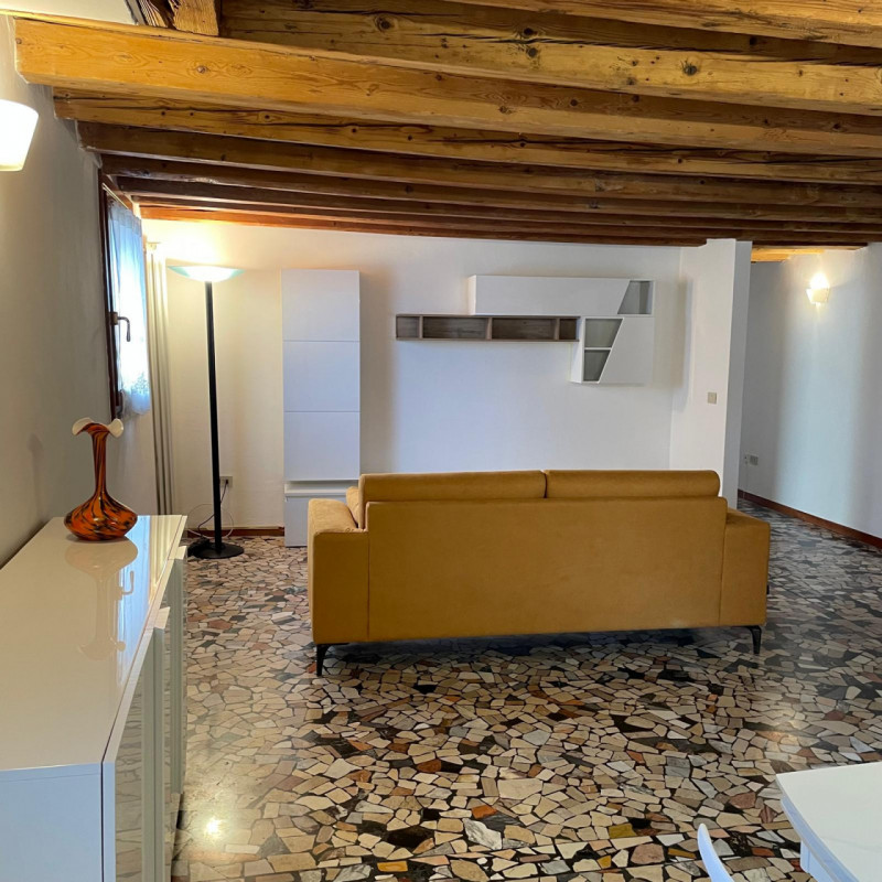 Scopri questo grazioso miniappartamento situato nel cuore del Centro Storico di Vicenza, precisam...