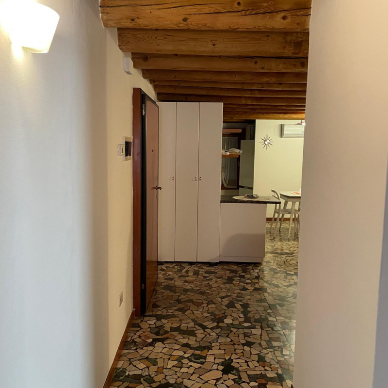 Scopri questo grazioso miniappartamento situato nel cuore del Centro Storico di Vicenza, precisam...