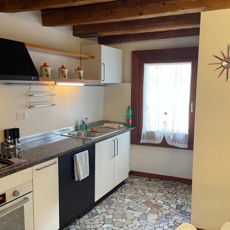 Scopri questo grazioso miniappartamento situato nel cuore del Centro Storico di Vicenza, precisam...