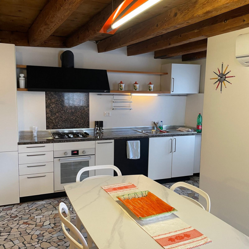 Scopri questo grazioso miniappartamento situato nel cuore del Centro Storico di Vicenza, precisam...