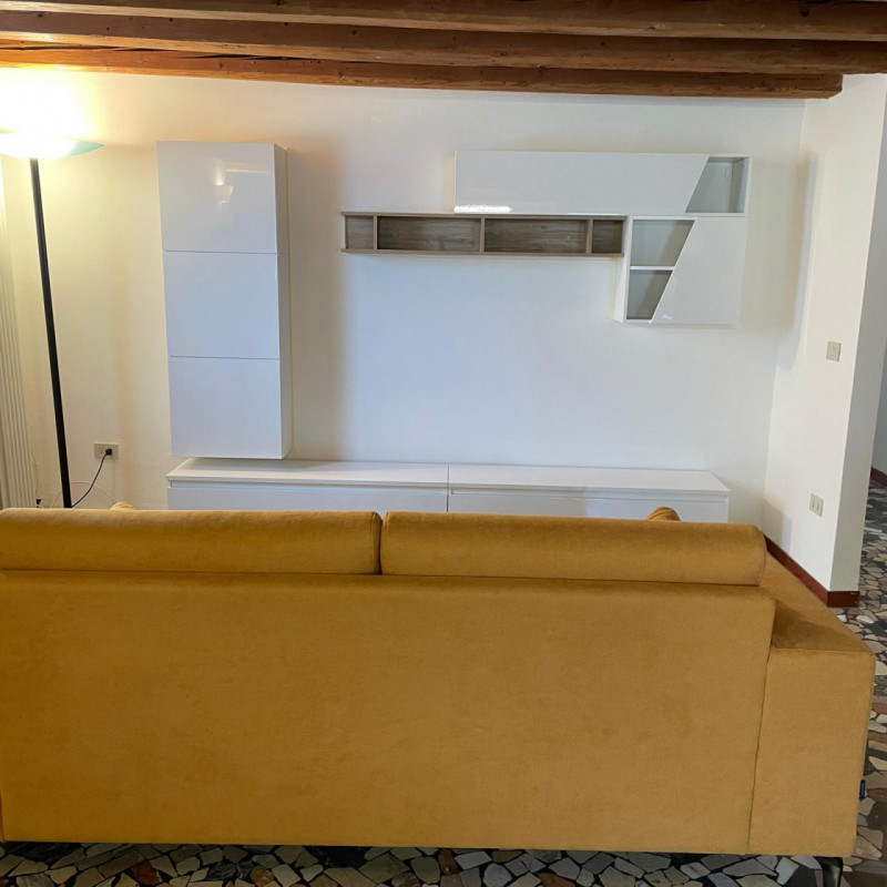 Scopri questo grazioso miniappartamento situato nel cuore del Centro Storico di Vicenza, precisam...