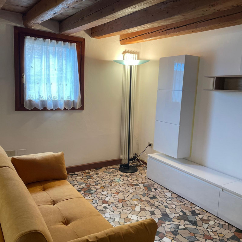 Scopri questo grazioso miniappartamento situato nel cuore del Centro Storico di Vicenza, precisam...