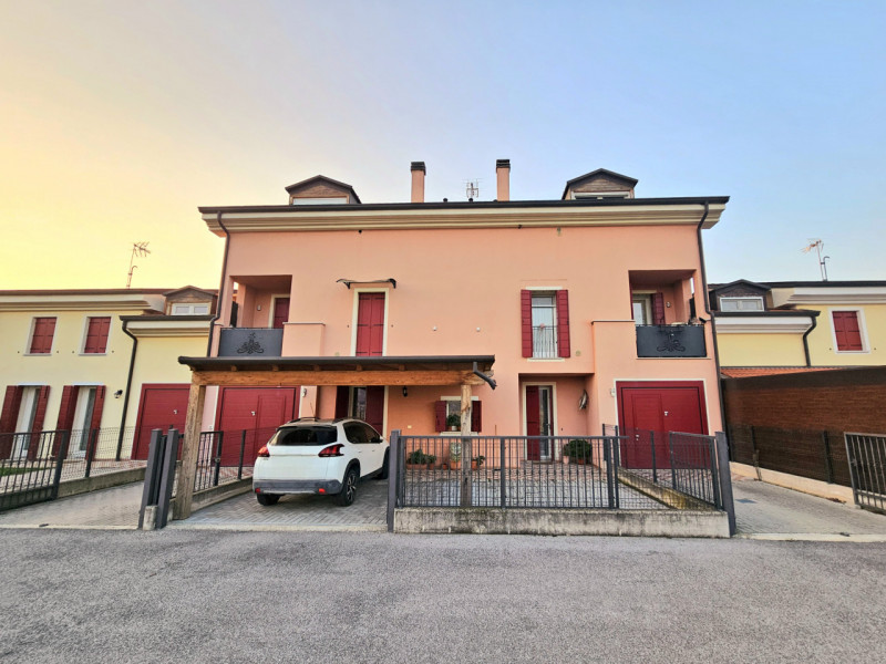 Proponiamo in vendita a Cartura, una splendida casa a schiera di recente relizzazione, ideale per...