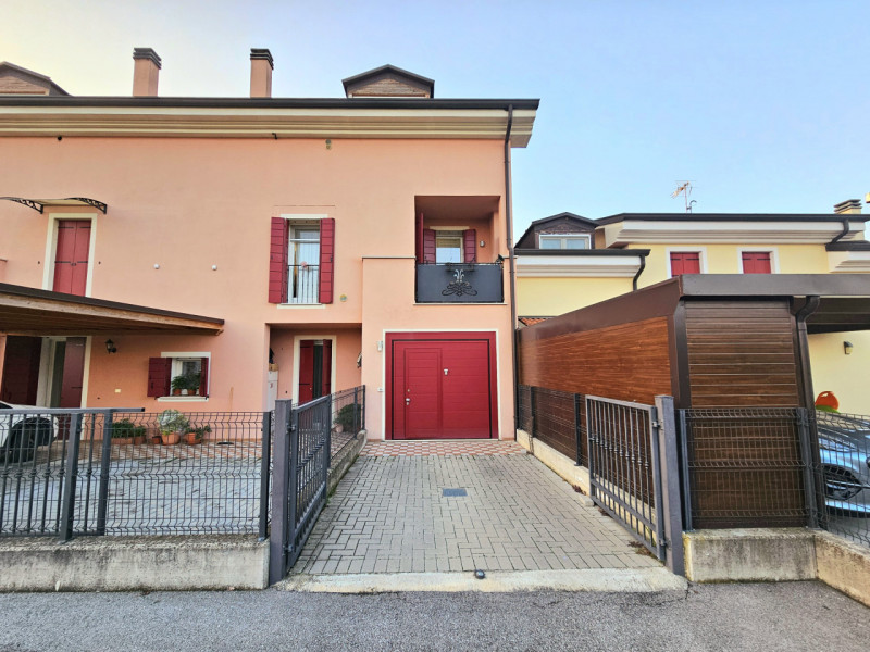 Proponiamo in vendita a Cartura, una splendida casa a schiera di recente relizzazione, ideale per...