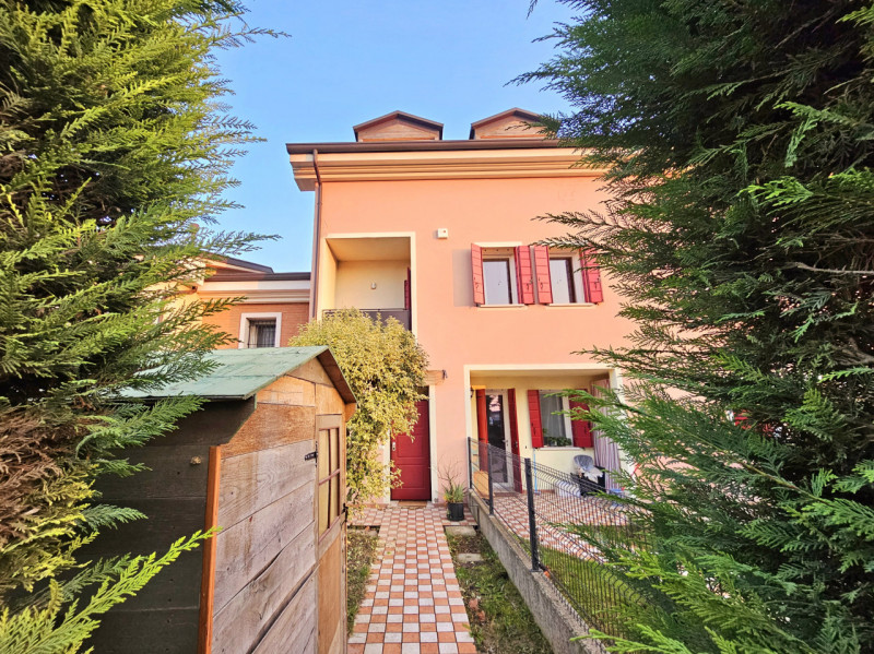 Proponiamo in vendita a Cartura, una splendida casa a schiera di recente relizzazione, ideale per...