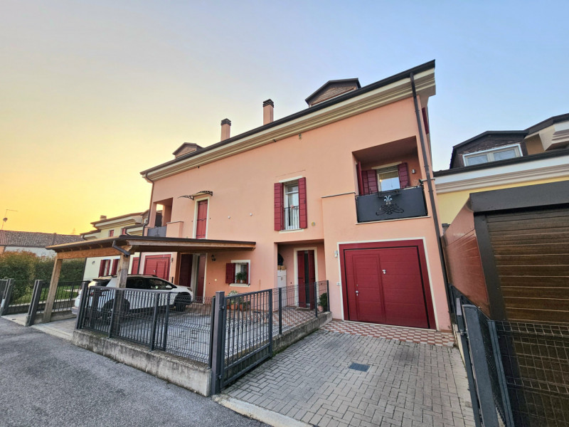 Proponiamo in vendita a Cartura, una splendida casa a schiera di recente relizzazione, ideale per...