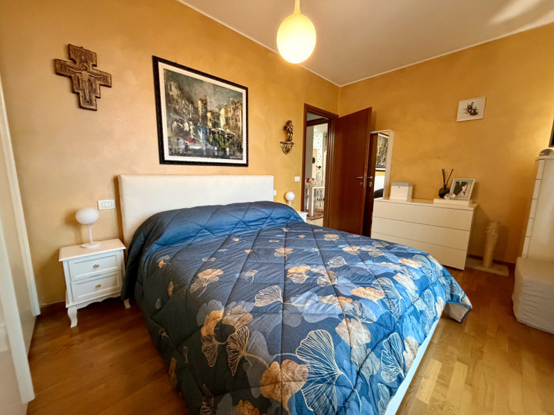 COMPOSIZIONE:
Proponiamo in vendita appartamento al terzo piano composto da cucina vivibile con z...