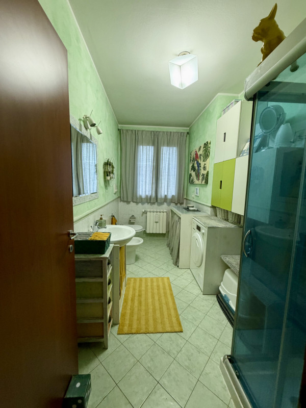 COMPOSIZIONE:
Proponiamo in vendita appartamento al terzo piano composto da cucina vivibile con z...