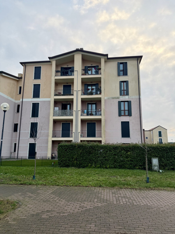 COMPOSIZIONE:
Proponiamo in vendita appartamento al terzo piano composto da cucina vivibile con z...