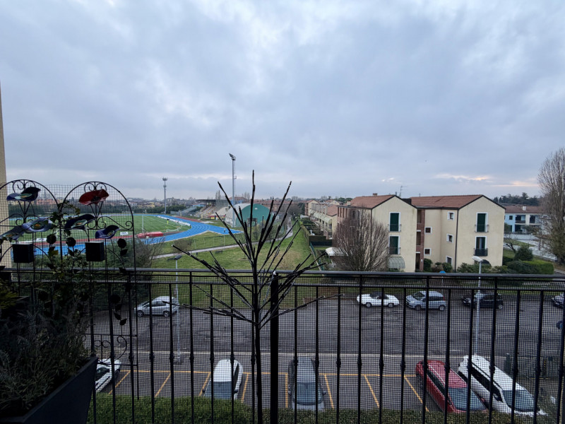 COMPOSIZIONE:
Proponiamo in vendita appartamento al terzo piano composto da cucina vivibile con z...