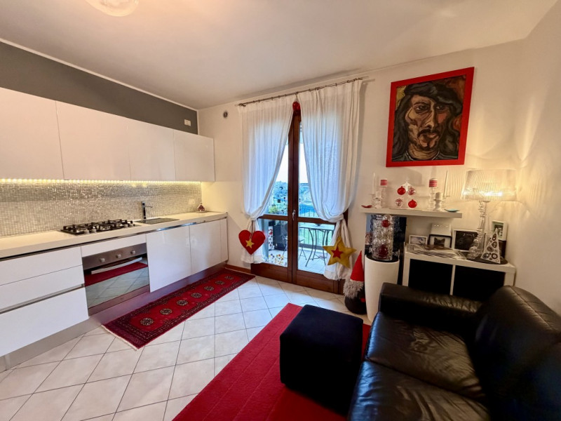 COMPOSIZIONE:
Proponiamo in vendita appartamento al terzo piano composto da cucina vivibile con z...