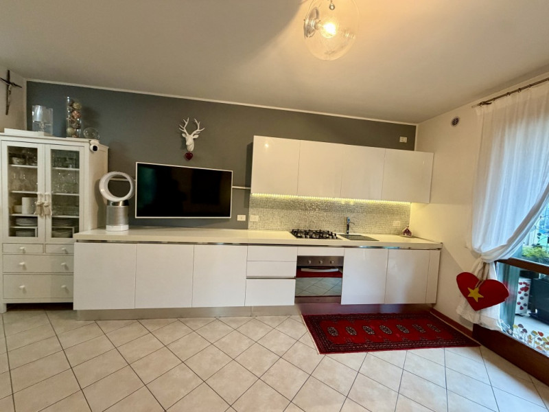 COMPOSIZIONE:
Proponiamo in vendita appartamento al terzo piano composto da cucina vivibile con z...