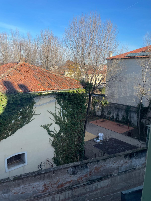 Scopri questo grazioso appartamento mansardato in affitto situato nel centro storico di Vicenza, ...