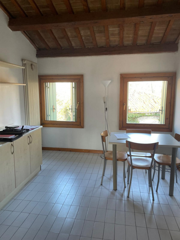 Scopri questo grazioso appartamento mansardato in affitto situato nel centro storico di Vicenza, ...