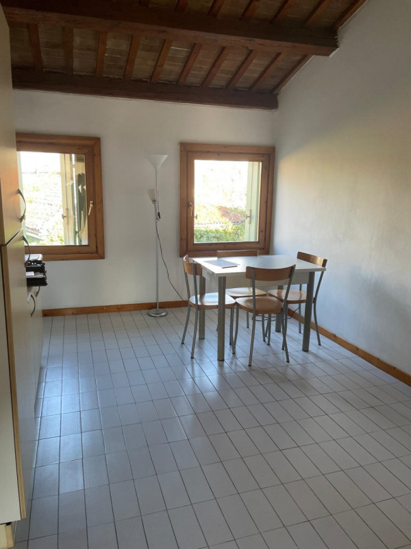 Scopri questo grazioso appartamento mansardato in affitto situato nel centro storico di Vicenza, ...