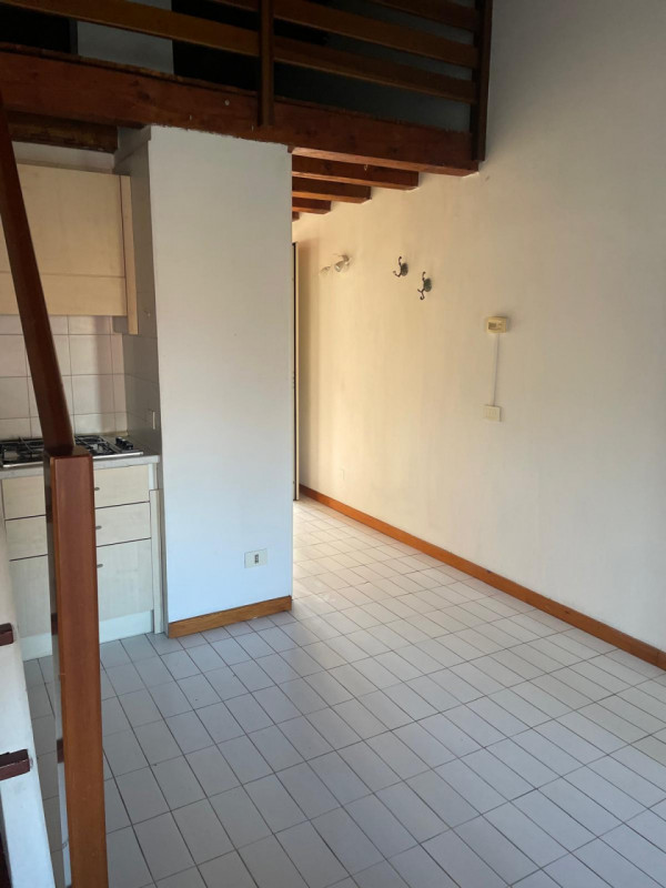 Scopri questo grazioso appartamento mansardato in affitto situato nel centro storico di Vicenza, ...