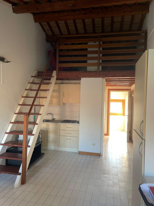 Scopri questo grazioso appartamento mansardato in affitto situato nel centro storico di Vicenza, ...