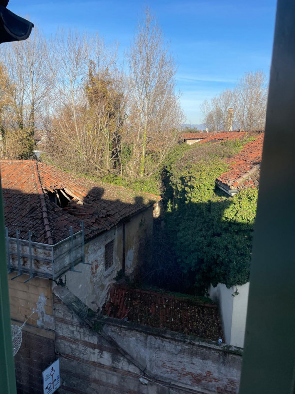 Scopri questo grazioso appartamento mansardato in affitto situato nel centro storico di Vicenza, ...