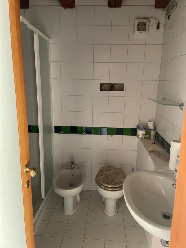 Scopri questo grazioso appartamento mansardato in affitto situato nel centro storico di Vicenza, ...