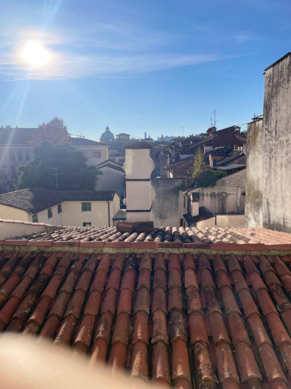 Scopri questo grazioso appartamento mansardato in affitto situato nel centro storico di Vicenza, ...