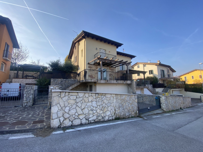 In posizione tranquilla e residenziale nel comune di Altavilla Vicentina, proponiamo in vendita u...