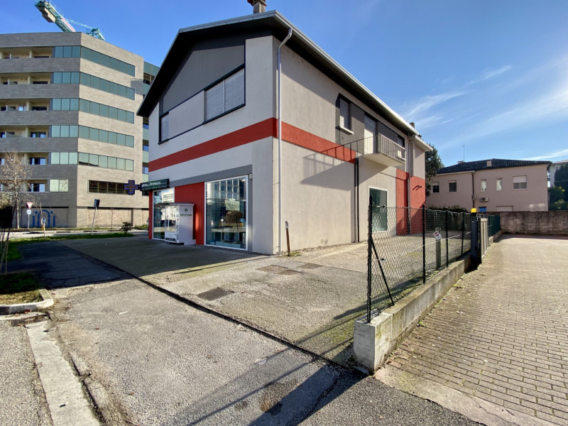 In zona Mercato Nuovo, a pochi minuti dal centro storico di Vicenza e in un contesto servito da n...