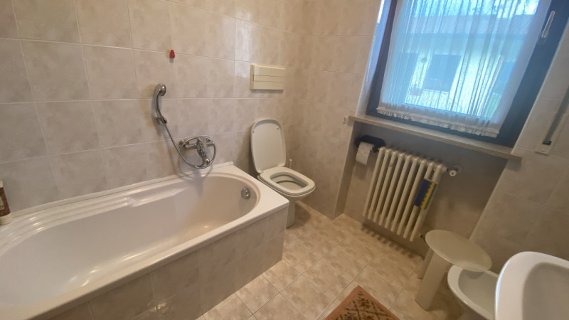 Nel comune di Zanè, proponiamo un appartamento signorile situato all'ultimo piano di un edificio ...