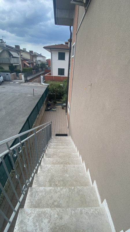 Nel comune di Zanè, proponiamo un appartamento signorile situato all'ultimo piano di un edificio ...