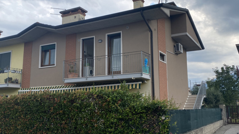 Nel comune di Zanè, proponiamo un appartamento signorile situato all'ultimo piano di un edificio ...