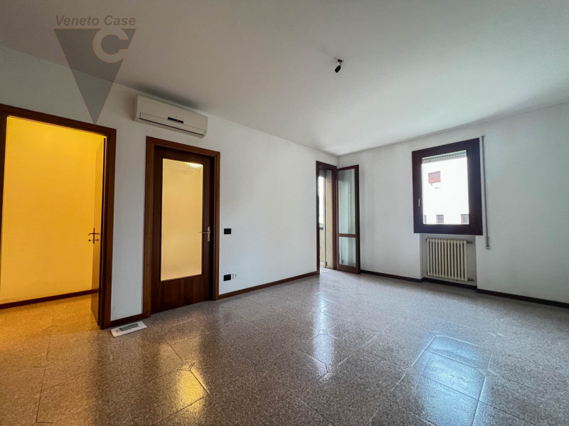 Proponiamo in vendita un appartamento al piano rialzato, situato in pieno centro a Conselve. 
L’i...