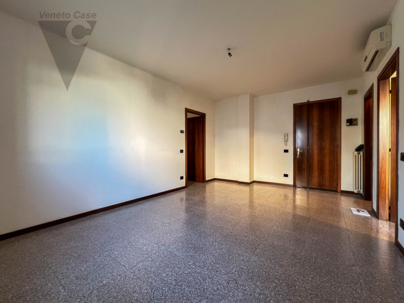 Proponiamo in vendita un appartamento al piano rialzato, situato in pieno centro a Conselve. 
L’i...