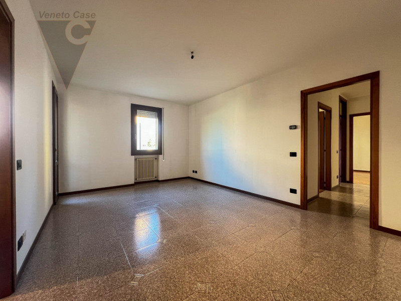 Proponiamo in vendita un appartamento al piano rialzato, situato in pieno centro a Conselve. 
L’i...