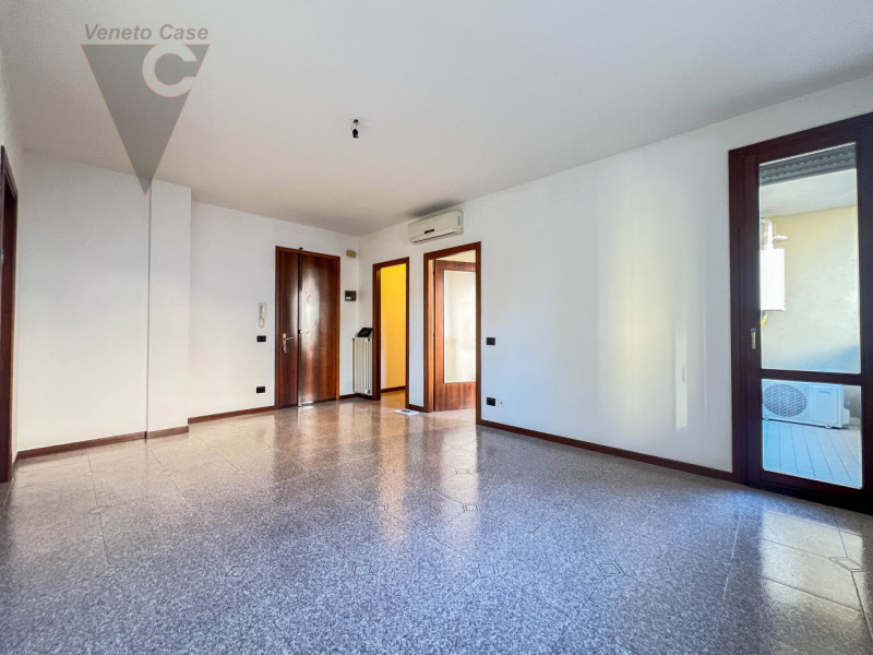 Proponiamo in vendita un appartamento al piano rialzato, situato in pieno centro a Conselve. 
L’i...