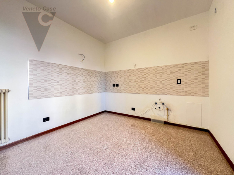 Proponiamo in vendita un appartamento al piano rialzato, situato in pieno centro a Conselve. 
L’i...