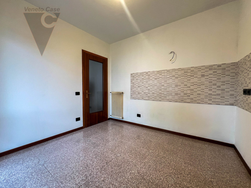 Proponiamo in vendita un appartamento al piano rialzato, situato in pieno centro a Conselve. 
L’i...