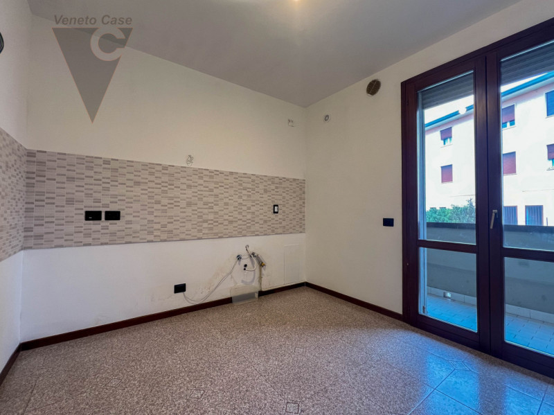 Proponiamo in vendita un appartamento al piano rialzato, situato in pieno centro a Conselve. 
L’i...