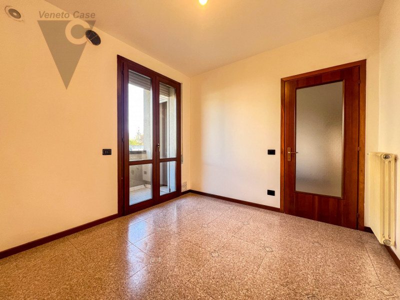 Proponiamo in vendita un appartamento al piano rialzato, situato in pieno centro a Conselve. 
L’i...