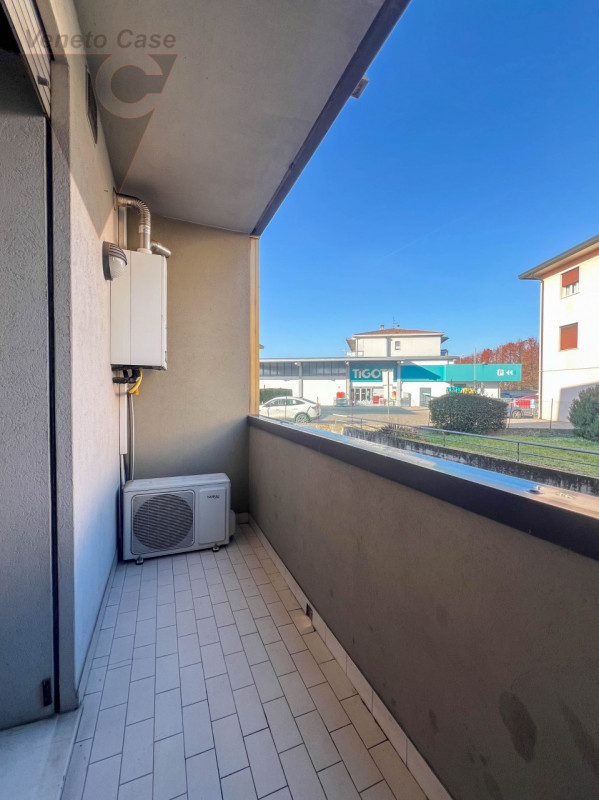 Proponiamo in vendita un appartamento al piano rialzato, situato in pieno centro a Conselve. 
L’i...