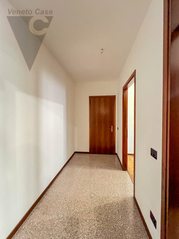 Proponiamo in vendita un appartamento al piano rialzato, situato in pieno centro a Conselve. 
L’i...