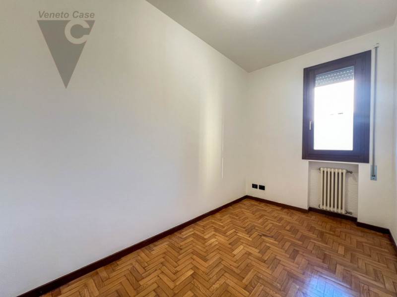 Proponiamo in vendita un appartamento al piano rialzato, situato in pieno centro a Conselve. 
L’i...