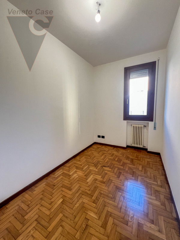 Proponiamo in vendita un appartamento al piano rialzato, situato in pieno centro a Conselve. 
L’i...