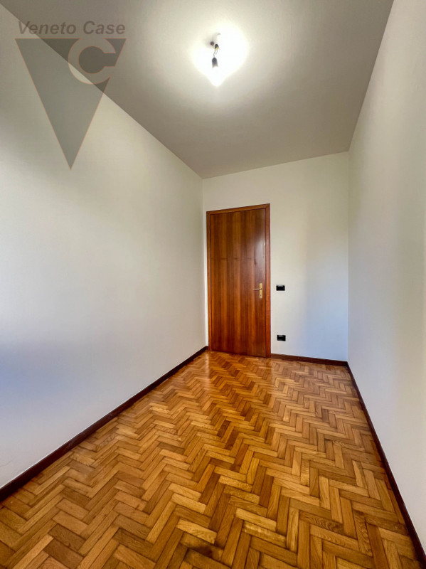 Proponiamo in vendita un appartamento al piano rialzato, situato in pieno centro a Conselve. 
L’i...