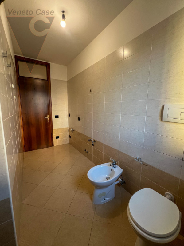 Proponiamo in vendita un appartamento al piano rialzato, situato in pieno centro a Conselve. 
L’i...