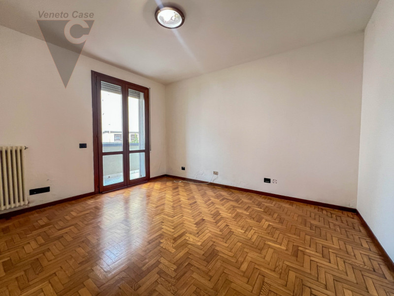 Proponiamo in vendita un appartamento al piano rialzato, situato in pieno centro a Conselve. 
L’i...