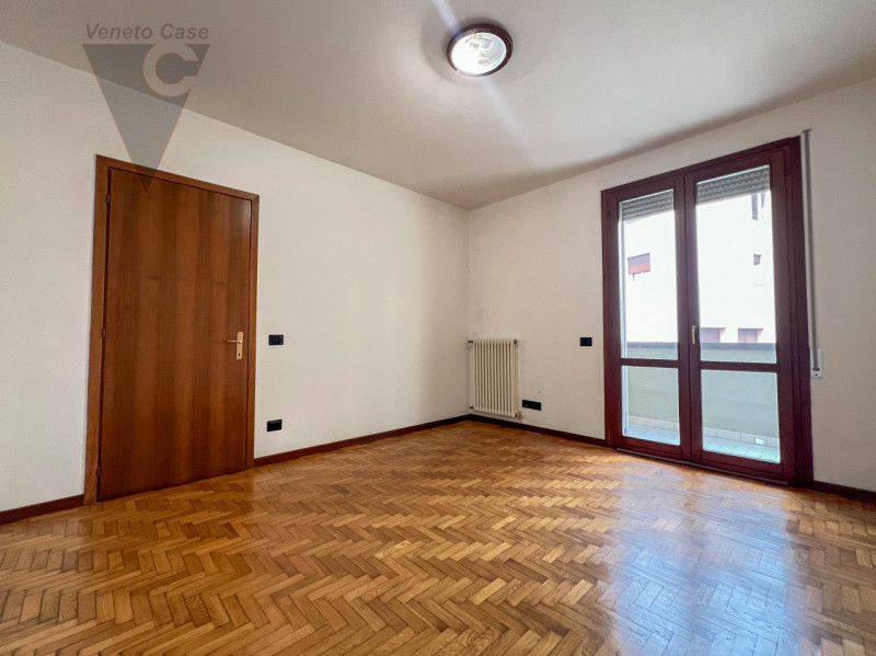 Proponiamo in vendita un appartamento al piano rialzato, situato in pieno centro a Conselve. 
L’i...